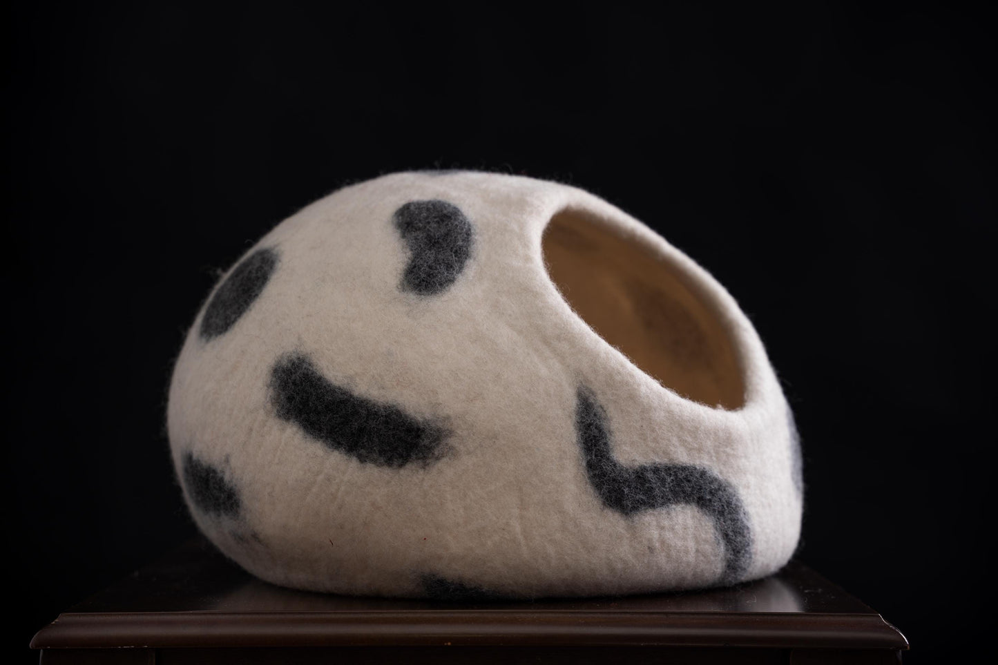 Handmade Felt Cat Cave Bed – Natural Wool Pet Pod – Eco-Friendly Cozy House